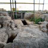 Sulla superficie sono visibili anche delle fessure all�interno della roccia...